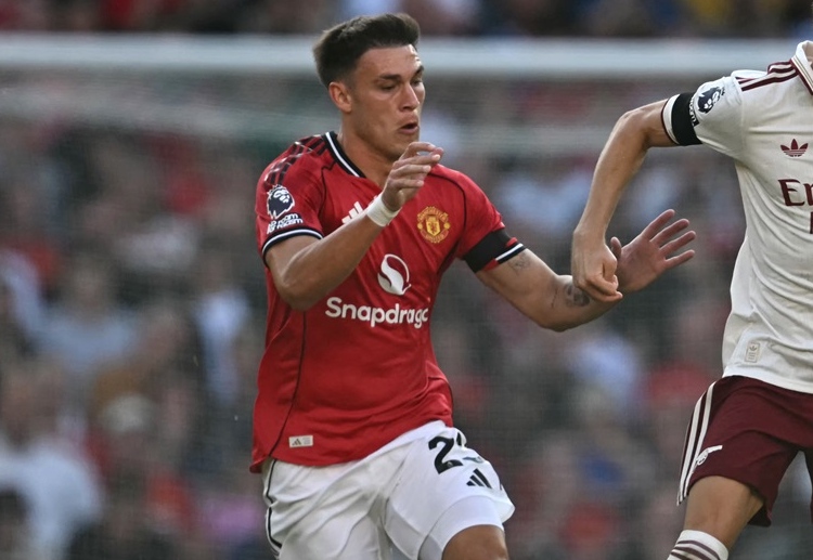 အူဂါတေး ကတော့ ပရီးမီးယားလိဂ် ကလပ် ယူနိုက်တက်မှာ အရန်ခုံထိုင်နေရချိန် များနေသူလည်း ဖြစ်ပါတယ်။