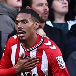 ဒီရာသီ ပရီးမီးယားလိဂ်မှာ ကြမ်းပြနေတဲ့ ဆန်းဒါးလန်း ကတော့ ချဲလ်ဆီးကို အဝေးကွင်းမှာ ၁-၂နဲ့ အနိုင်ယူပြခဲ့ပါတယ်။